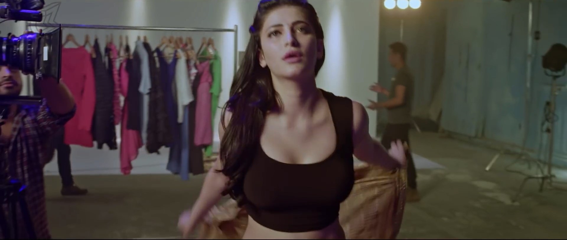 Oops Shameless Hot photos of Shruti Hassan captured in public