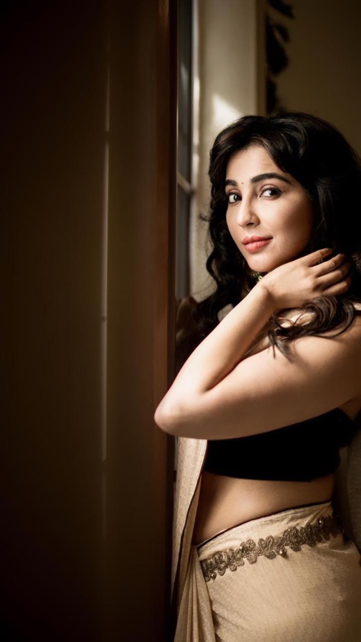 Parvati Nair Hot Hip Show in Saree