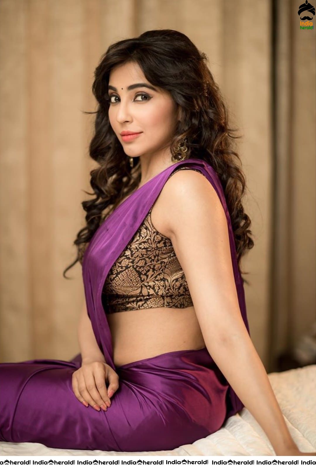 Parvati Nair Hot in Saree and Sleeveless Blouse