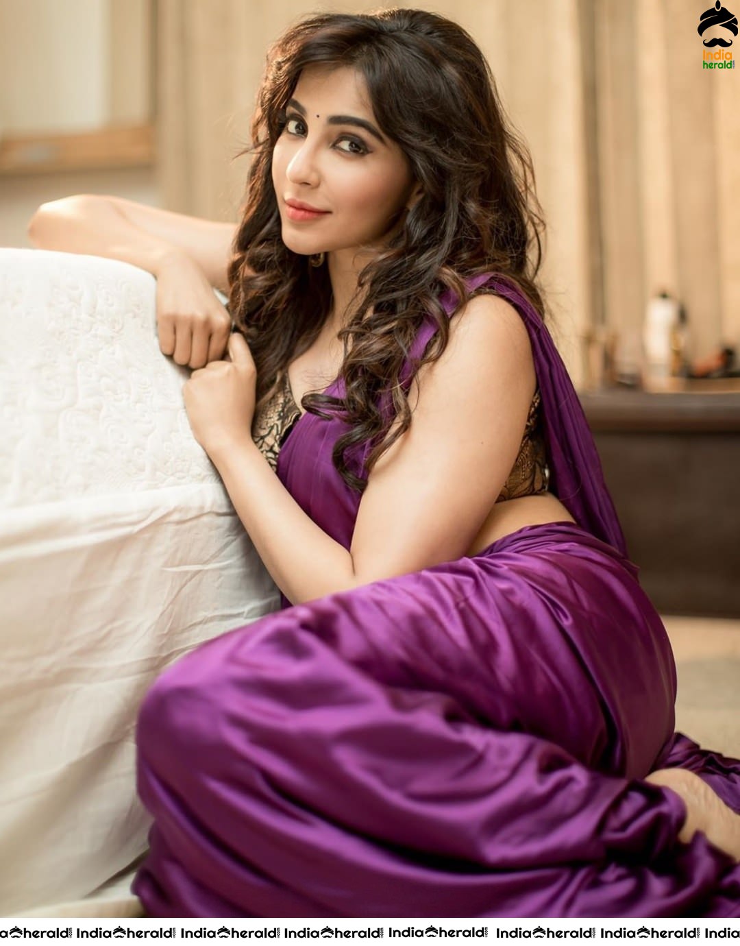 Parvati Nair Hot in Saree and Sleeveless Blouse