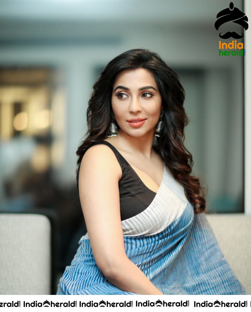 Parvatii Nair Latest Hot Photoshoot Stills In Saree