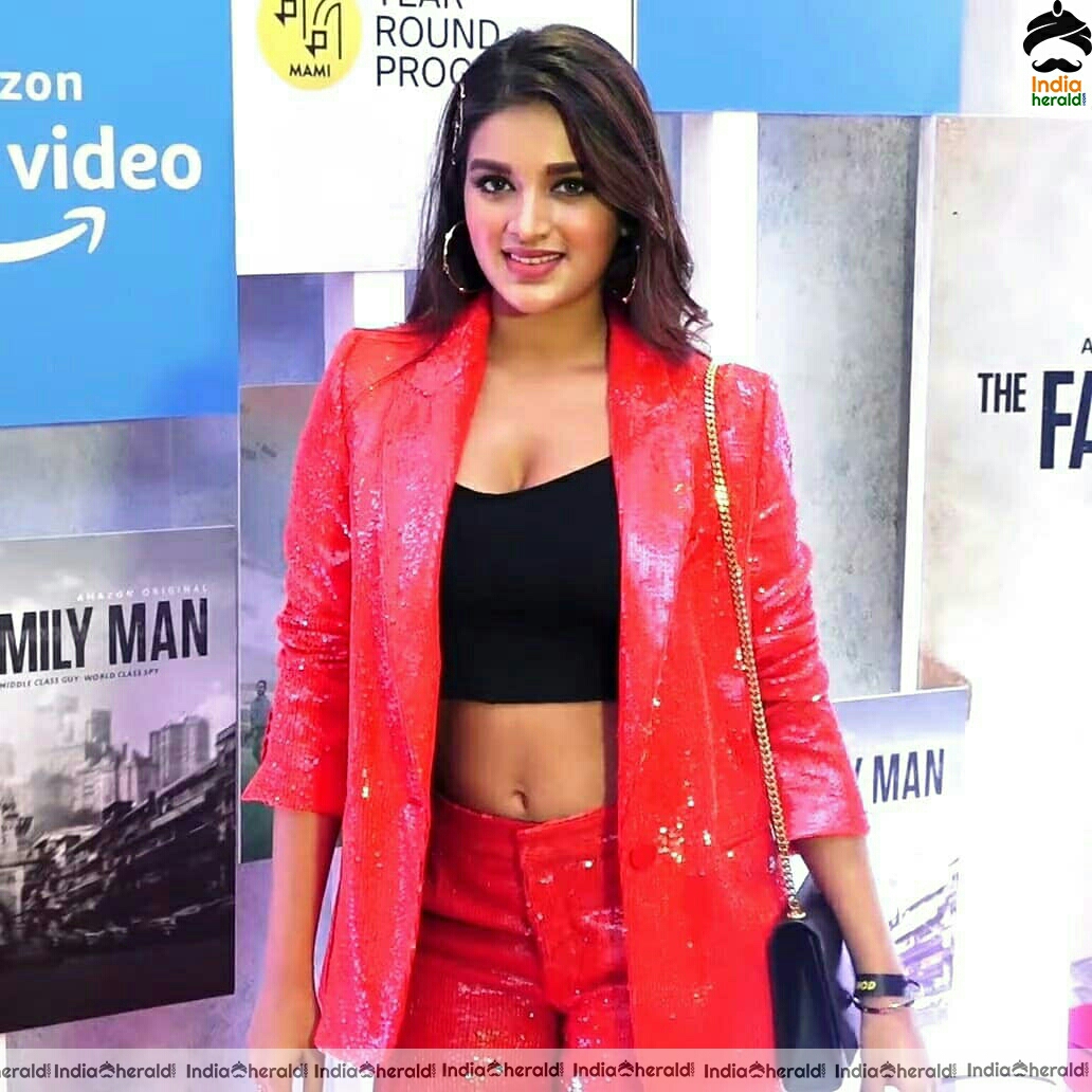 Payal Rajput Shows Her Hot Cleavage And Fleshy Waist During A Public Appearance