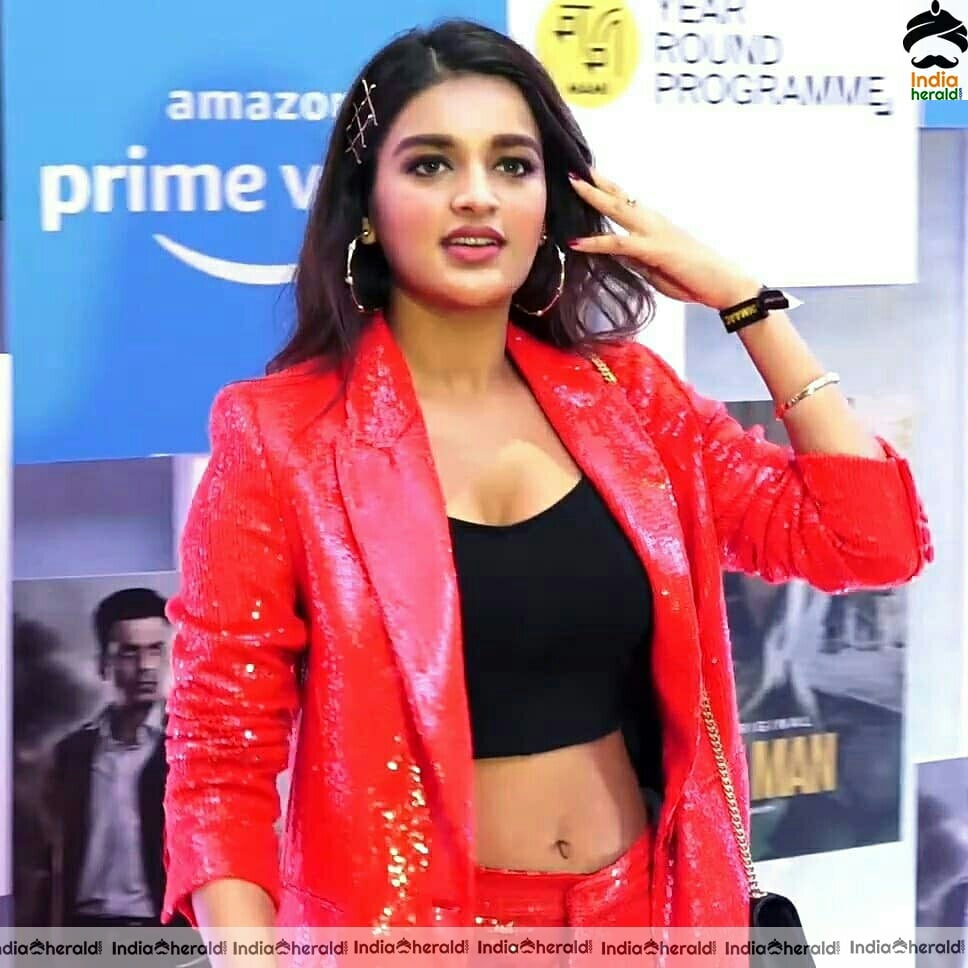 Payal Rajput Shows Her Hot Cleavage And Fleshy Waist During A Public Appearance