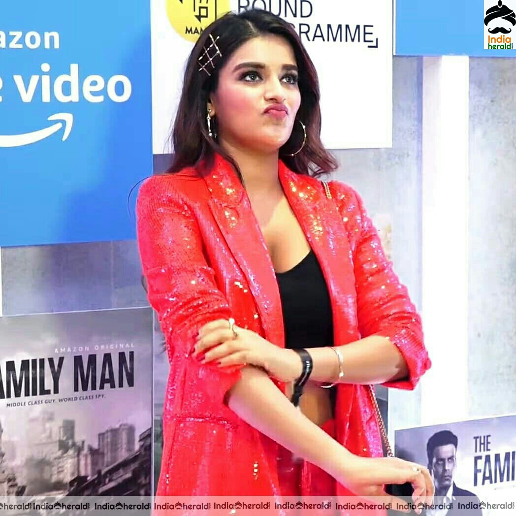 Payal Rajput Shows Her Hot Cleavage And Fleshy Waist During A Public Appearance