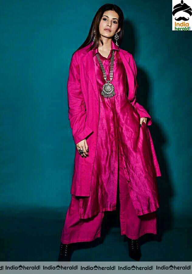 Pinkish Amyra looking pretty Stills