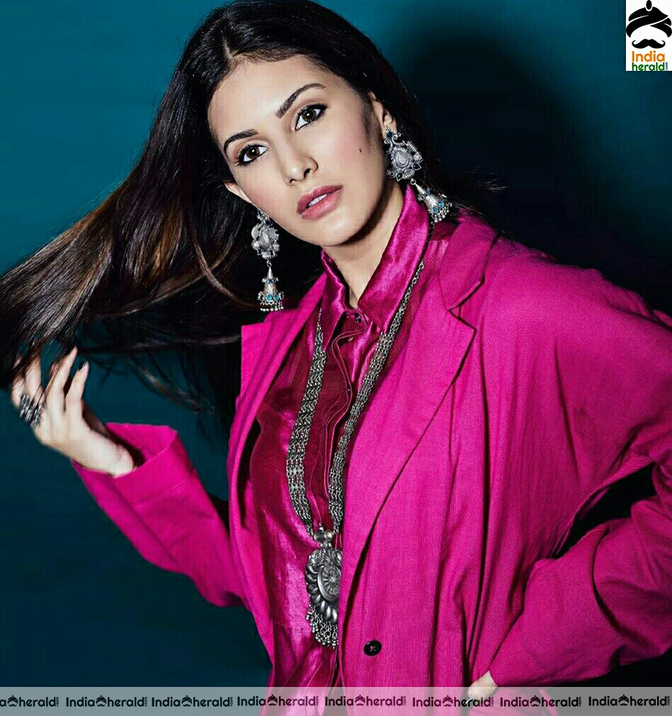 Pinkish Amyra looking pretty Stills