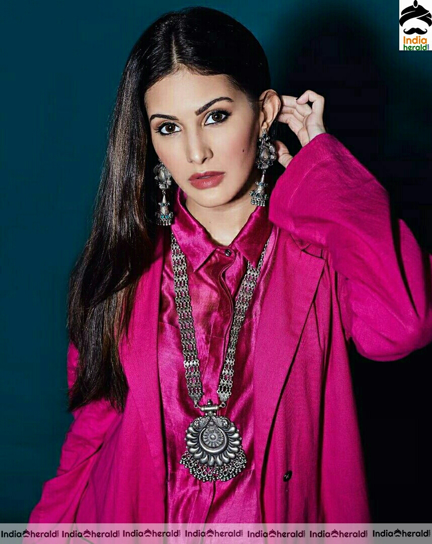 Pinkish Amyra looking pretty Stills