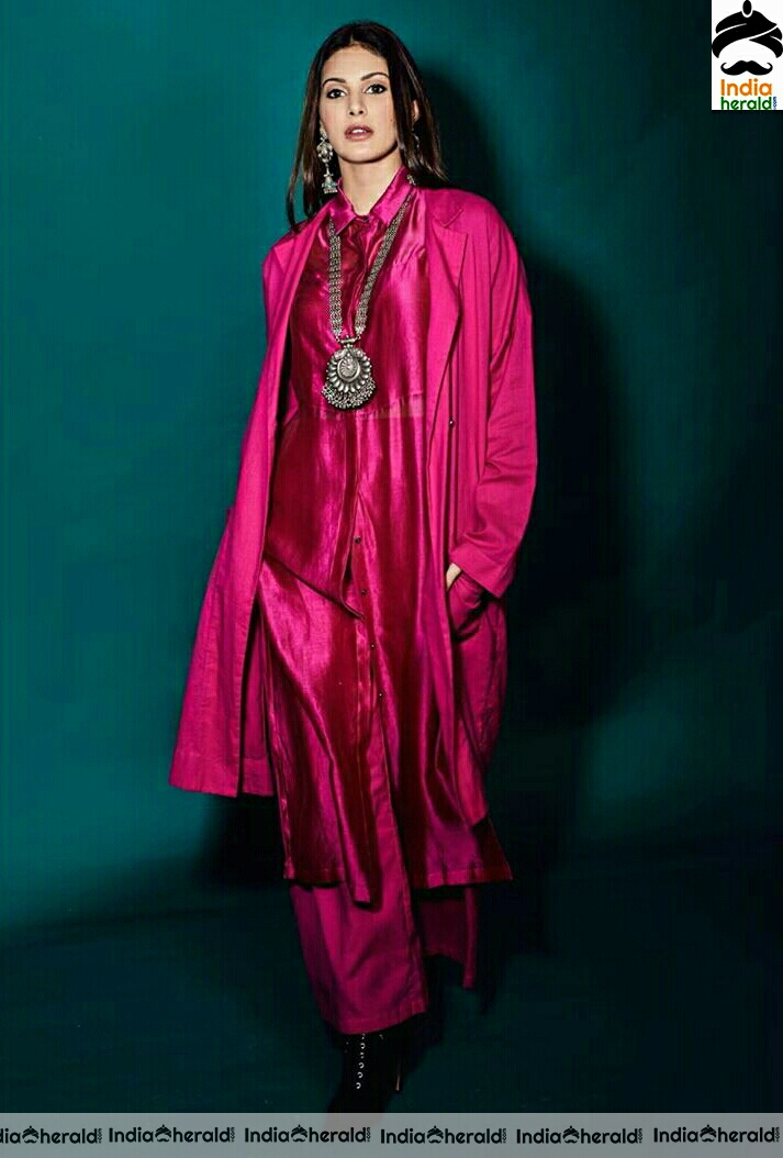 Pinkish Amyra looking pretty Stills