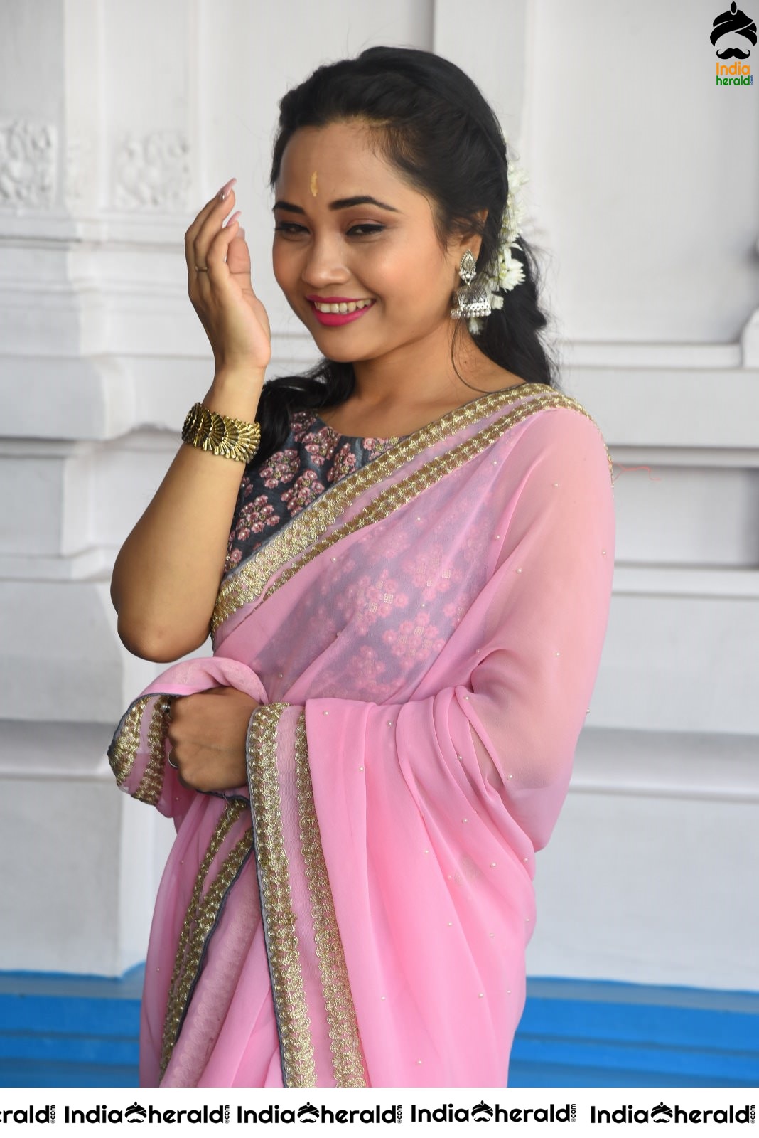 Pinky Moni Saikia Looking Sexy in Light Pink Saree Set 1