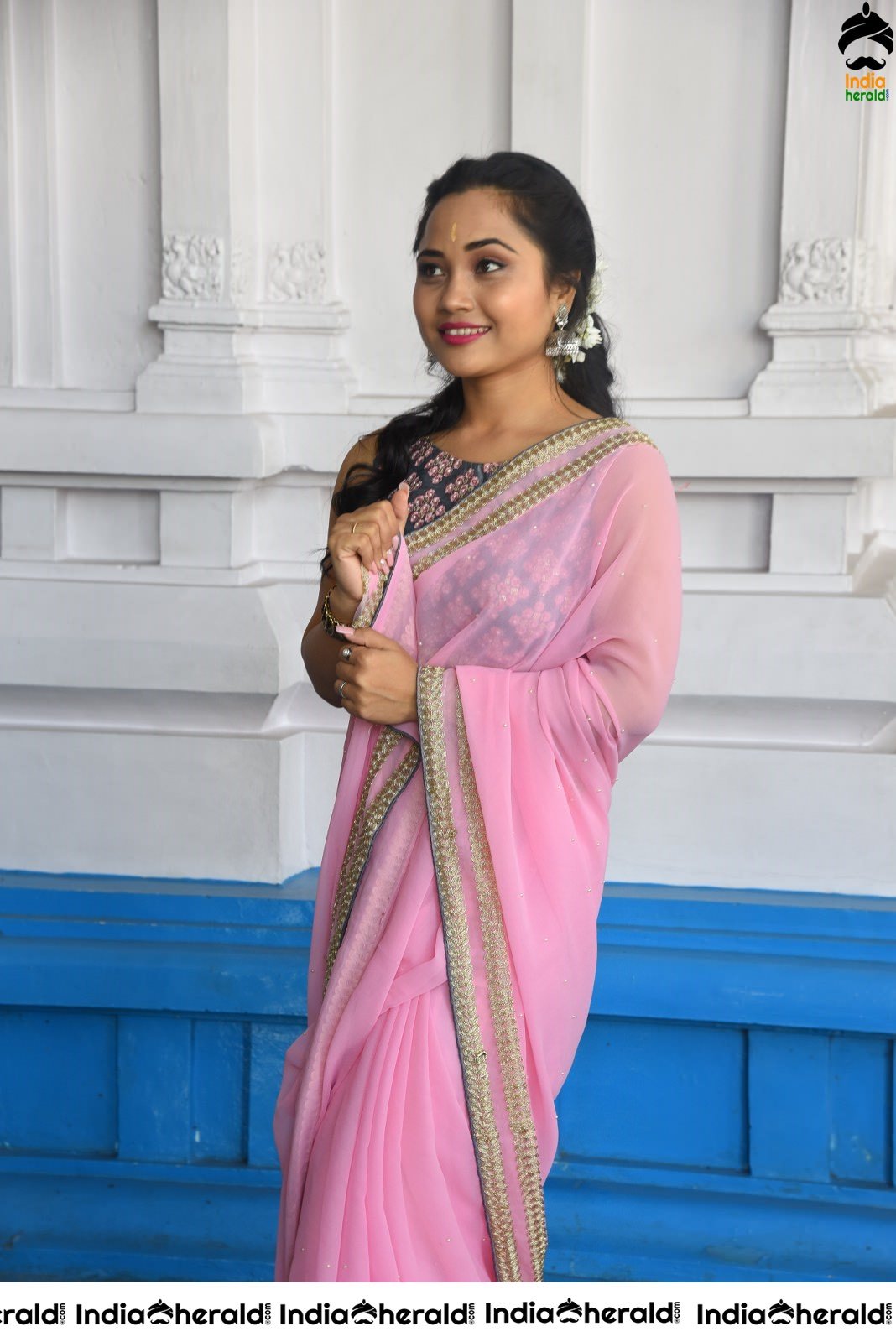 Pinky Moni Saikia Looking Sexy in Light Pink Saree Set 1