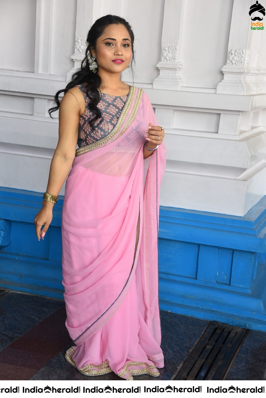 Pinky Moni Saikia Looking Sexy in Light Pink Saree Set 1