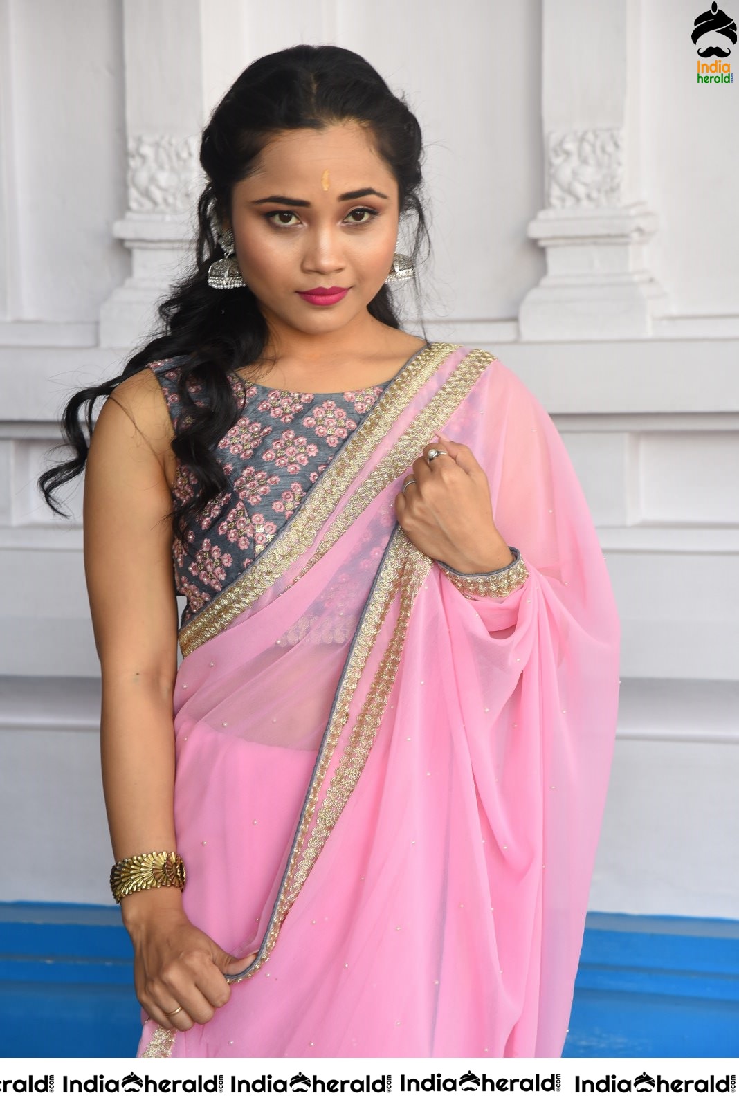 Pinky Moni Saikia Looking Sexy in Light Pink Saree Set 2