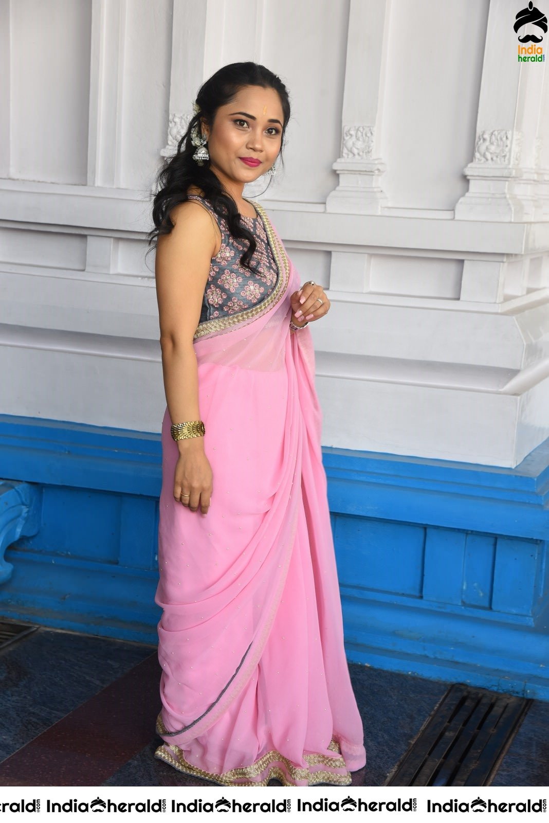 Pinky Moni Saikia Looking Sexy in Light Pink Saree Set 2