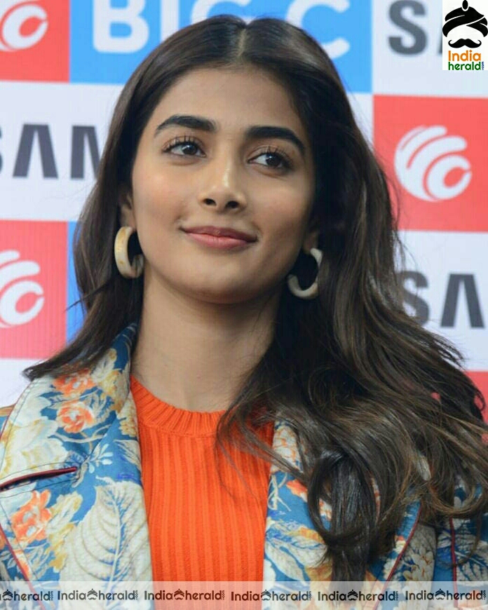Pooja Hegde cute latest Stills