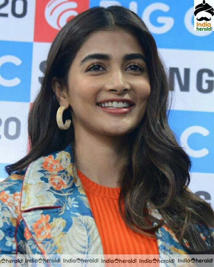 Pooja Hegde cute latest Stills