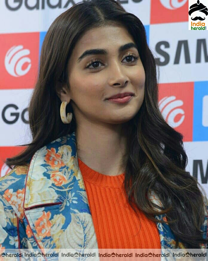 Pooja Hegde cute latest Stills