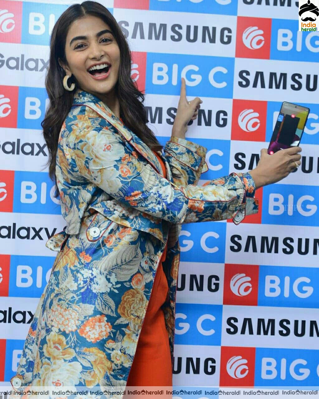 Pooja Hegde cute latest Stills