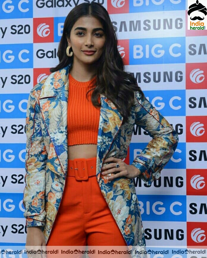 Pooja Hegde cute latest Stills