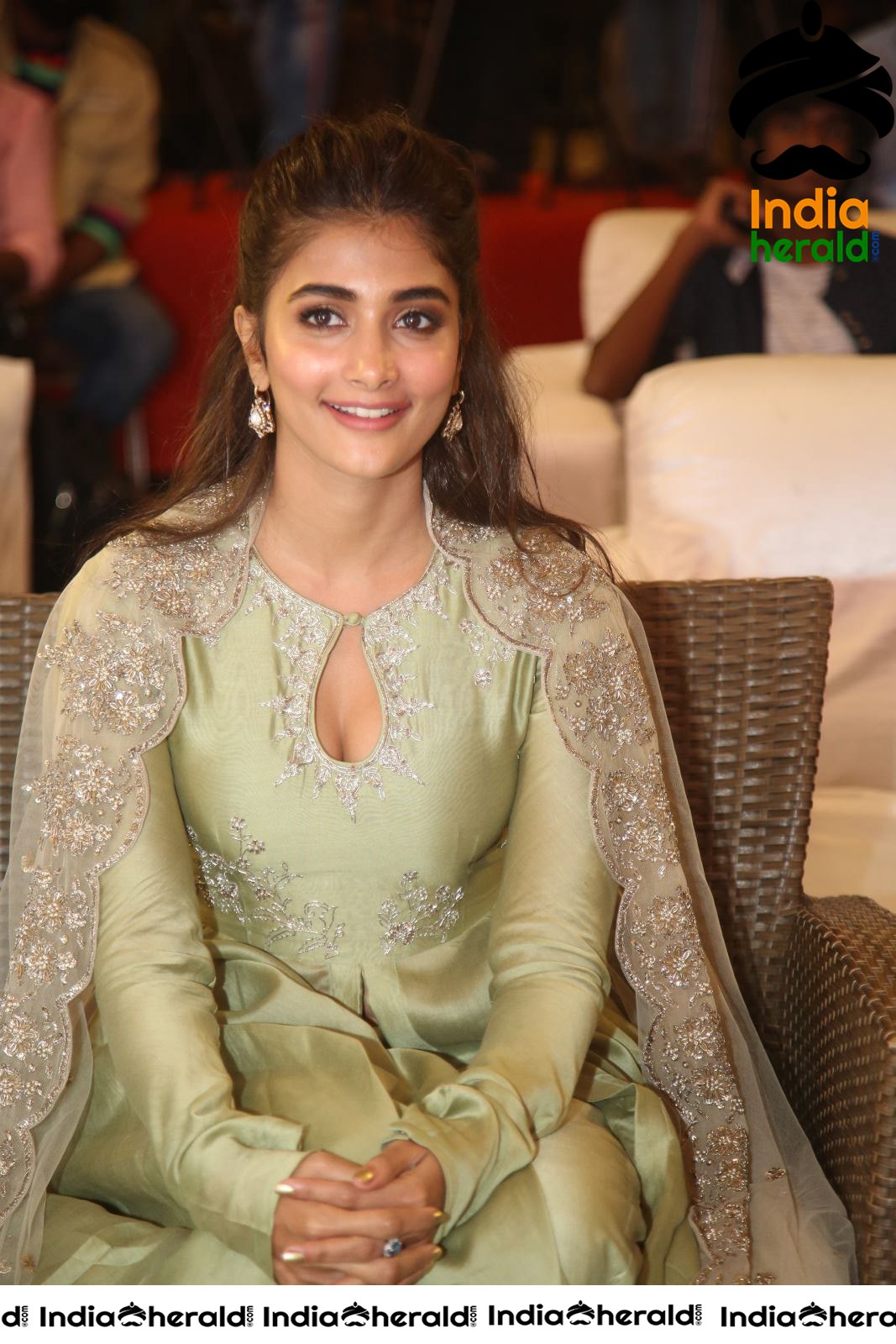 Pooja Hegde Hot Cleavage Show in Traditional Dress Set 2