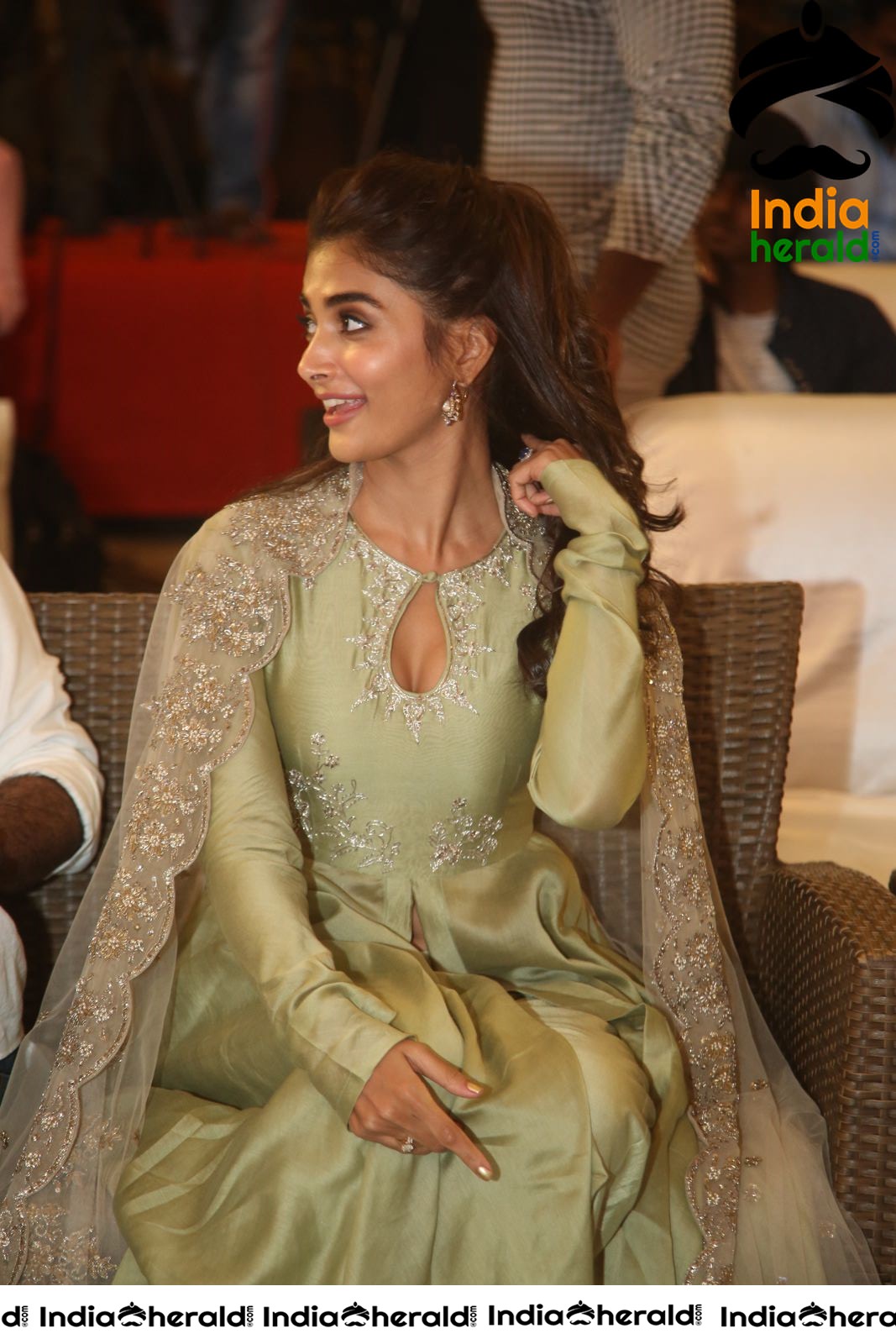 Pooja Hegde Hot Cleavage Show in Traditional Dress Set 2