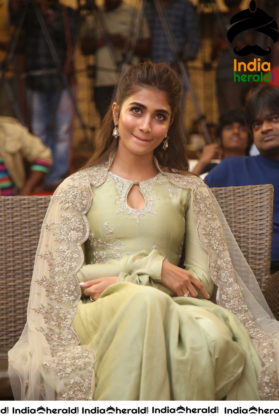 Pooja Hegde Hot Cleavage Show in Traditional Dress Set 5