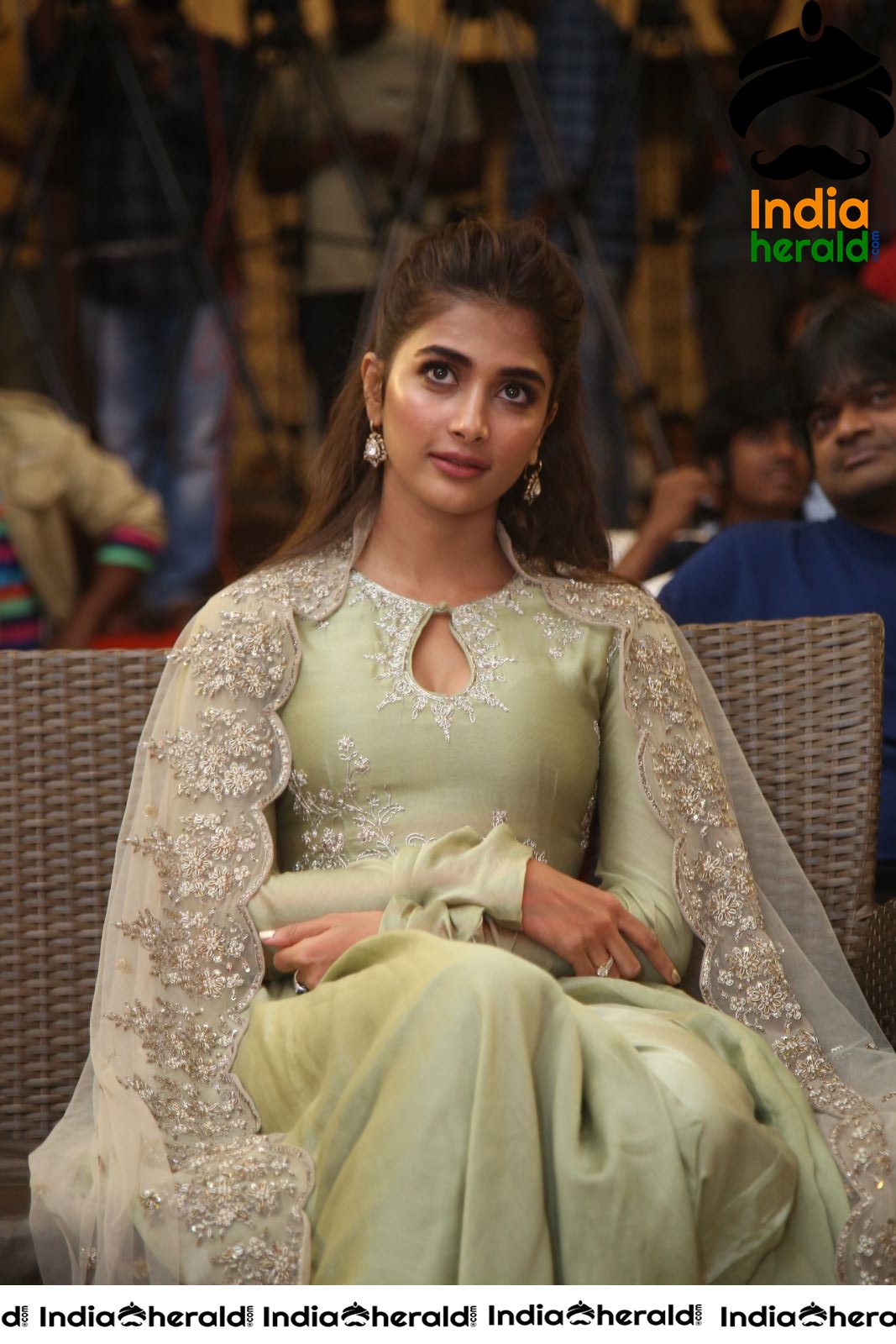 Pooja Hegde Hot Cleavage Show in Traditional Dress Set 5