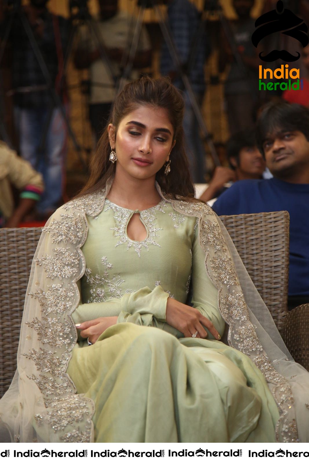 Pooja Hegde Hot Cleavage Show in Traditional Dress Set 5