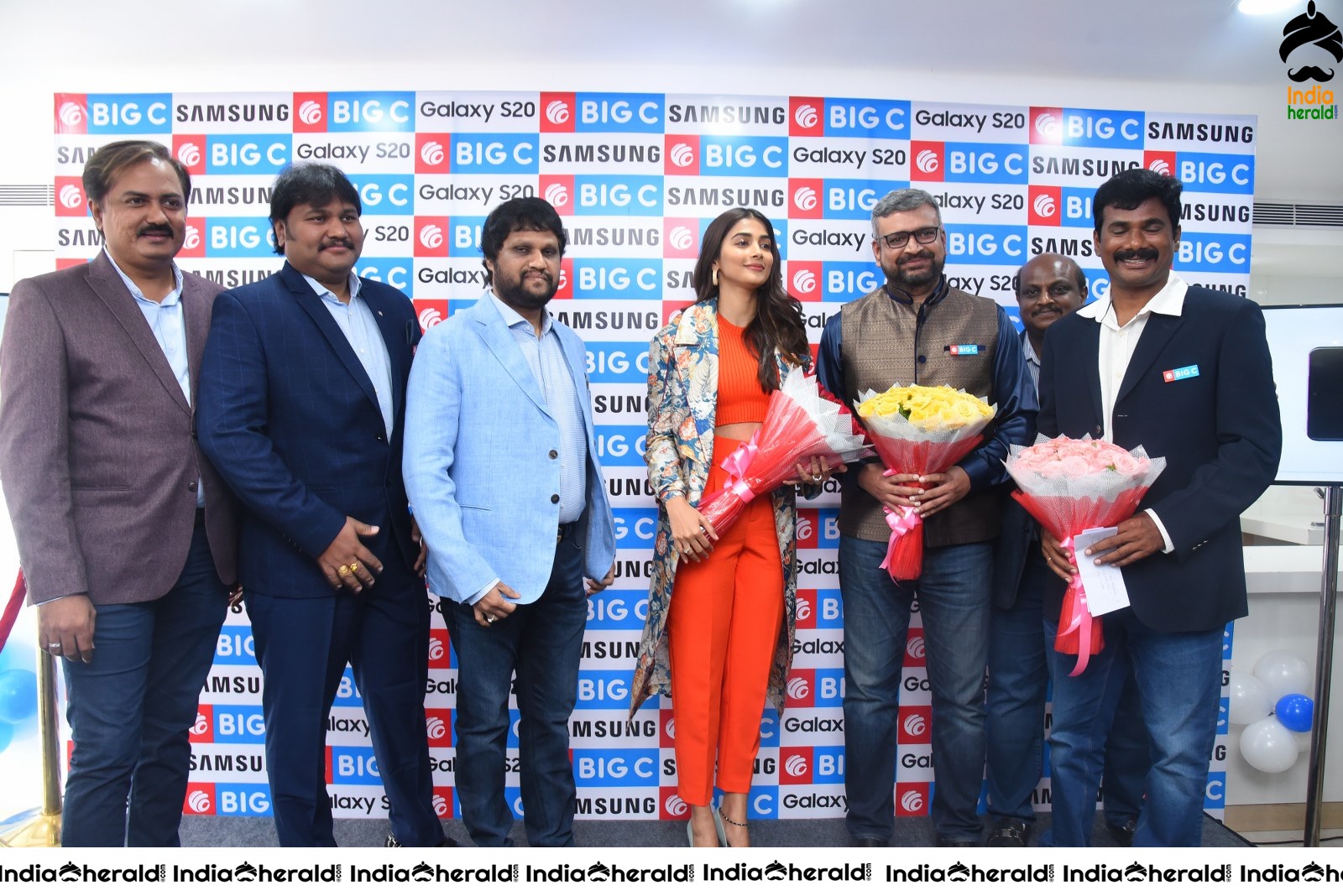 Pooja Hegde launches Samsung Galaxy S20 at Big C Madhapur Set 1