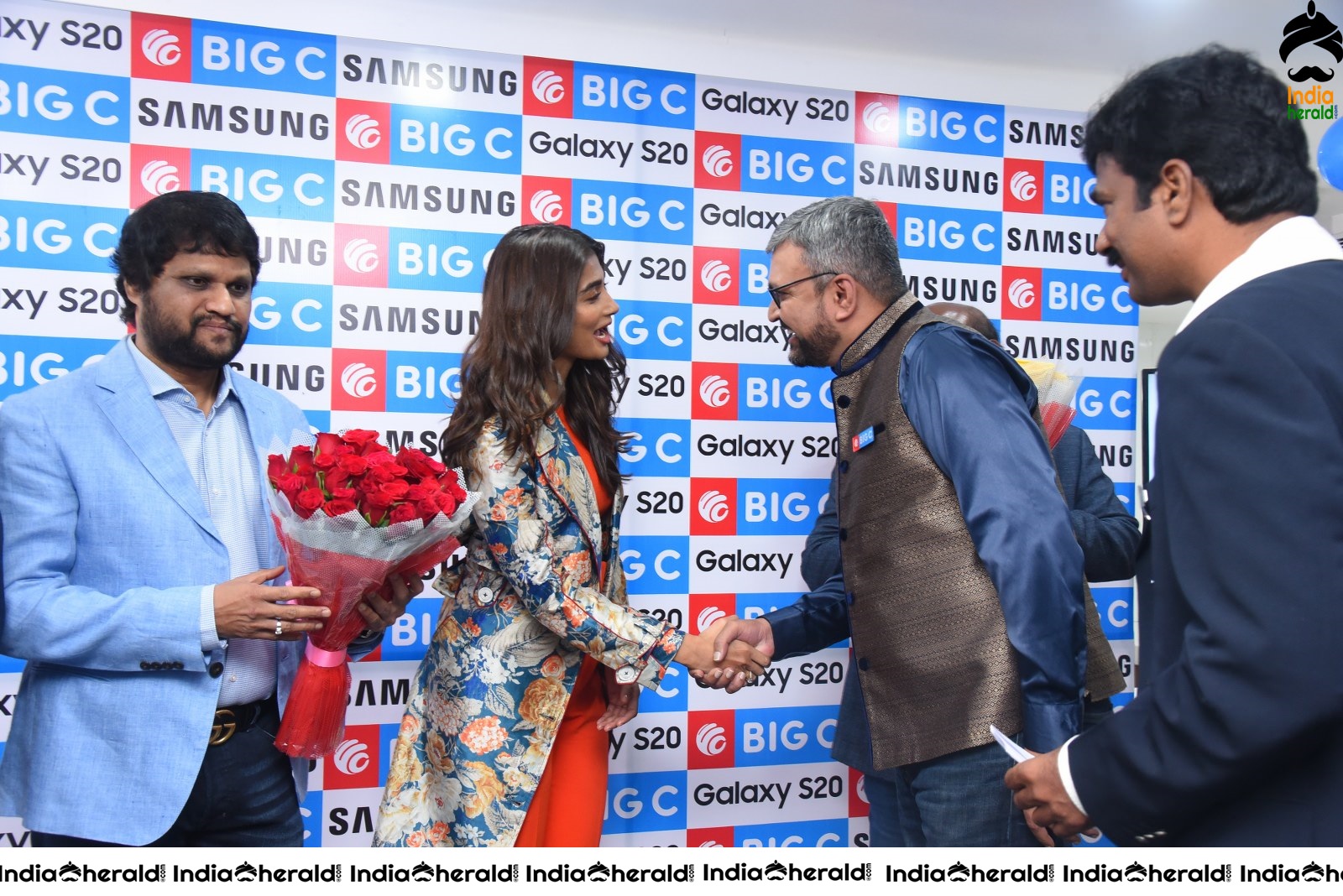 Pooja Hegde launches Samsung Galaxy S20 at Big C Madhapur Set 1