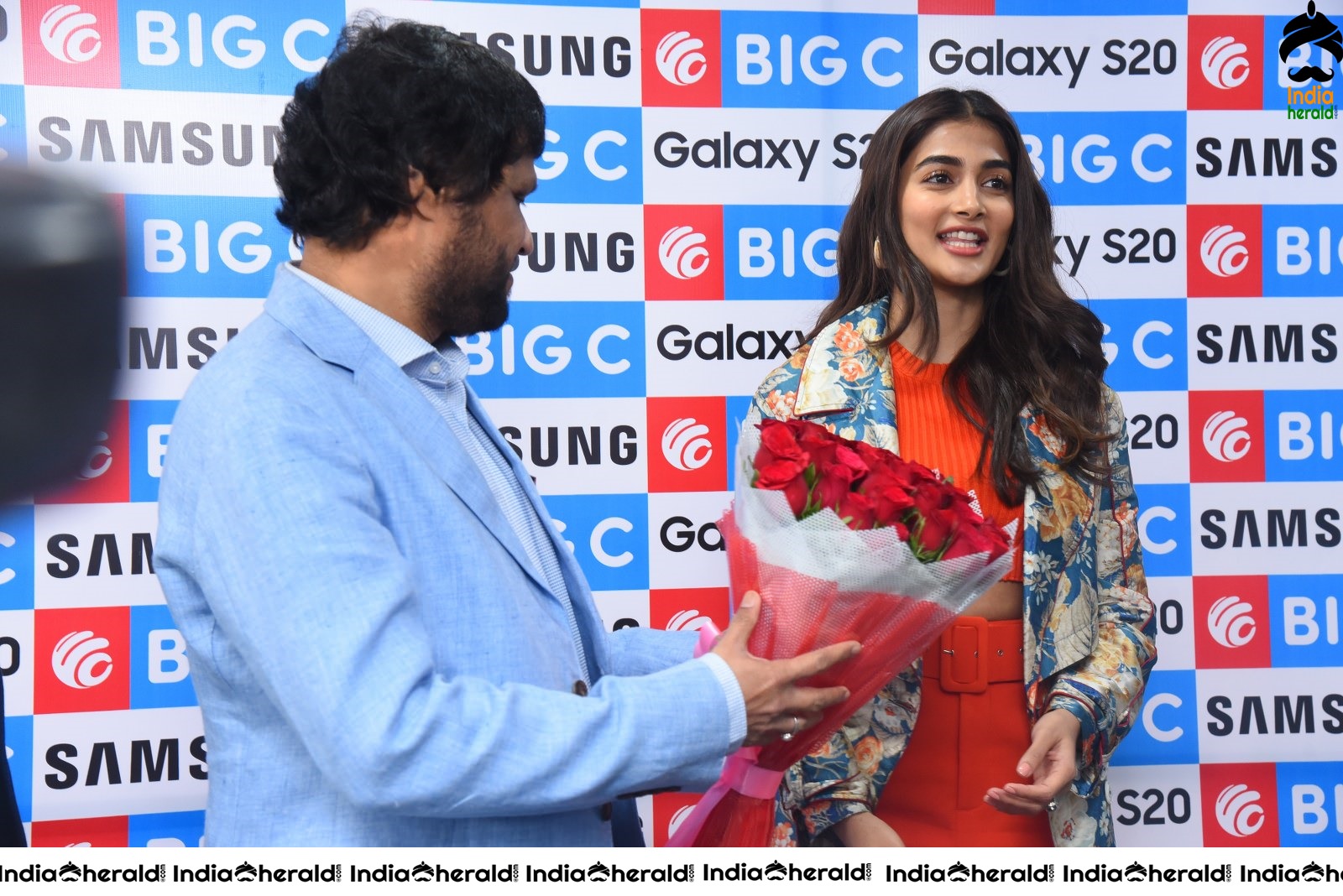 Pooja Hegde launches Samsung Galaxy S20 at Big C Madhapur Set 1