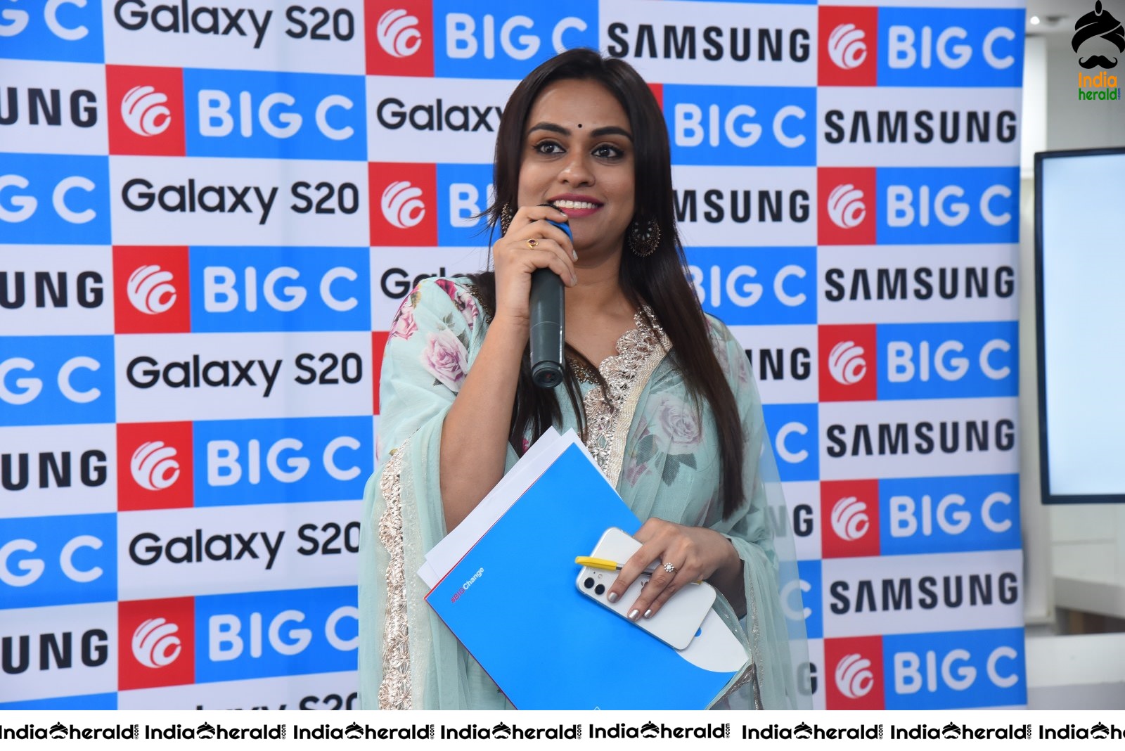 Pooja Hegde launches Samsung Galaxy S20 at Big C Madhapur Set 1