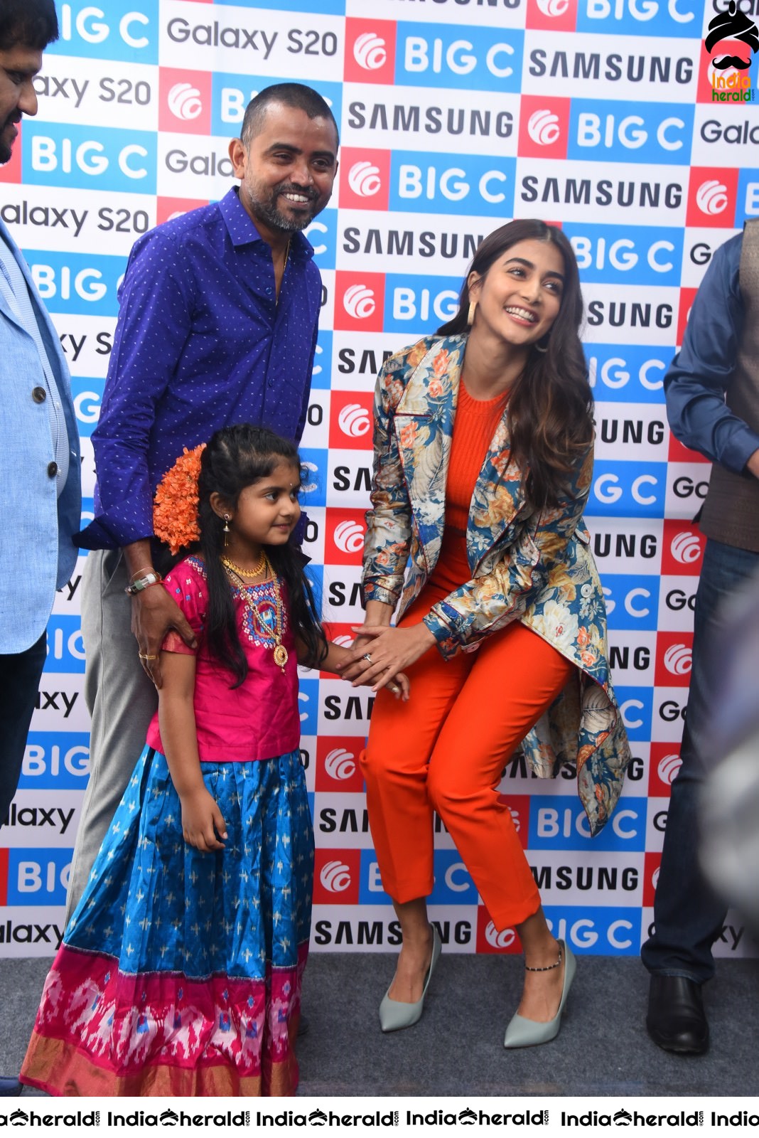 Pooja Hegde launches Samsung Galaxy S20 at Big C Madhapur Set 2