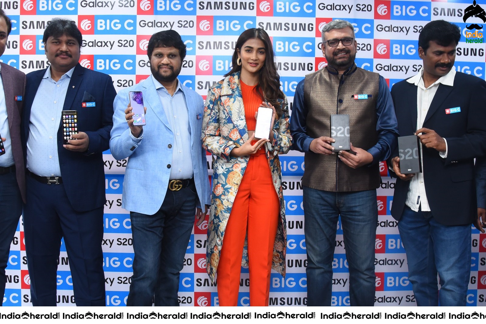 Pooja Hegde launches Samsung Galaxy S20 at Big C Madhapur Set 2