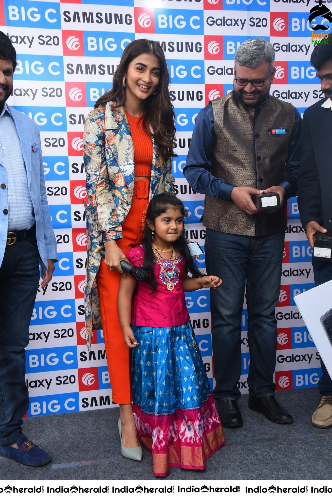 Pooja Hegde launches Samsung Galaxy S20 at Big C Madhapur Set 2