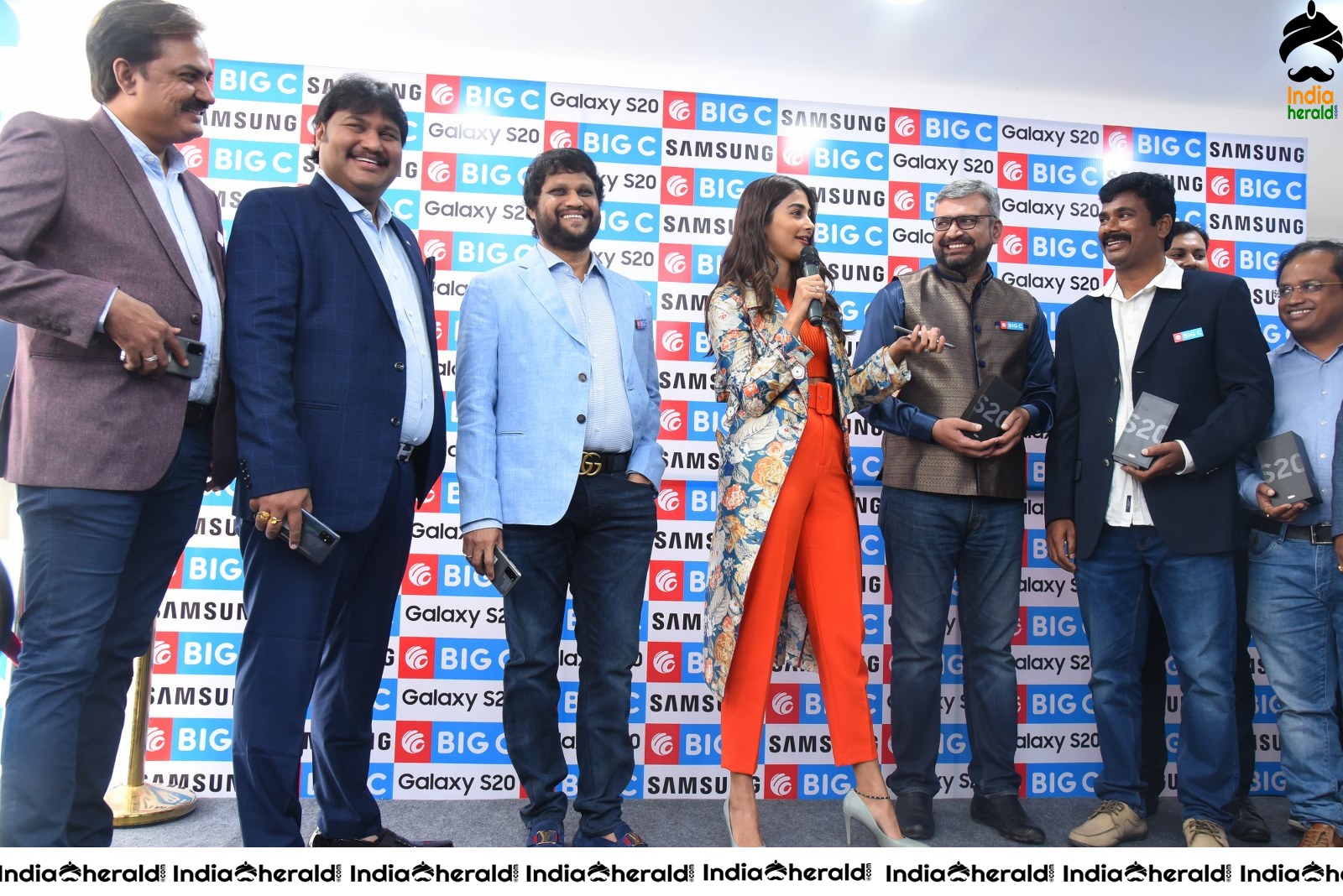 Pooja Hegde launches Samsung Galaxy S20 at Big C Madhapur Set 2