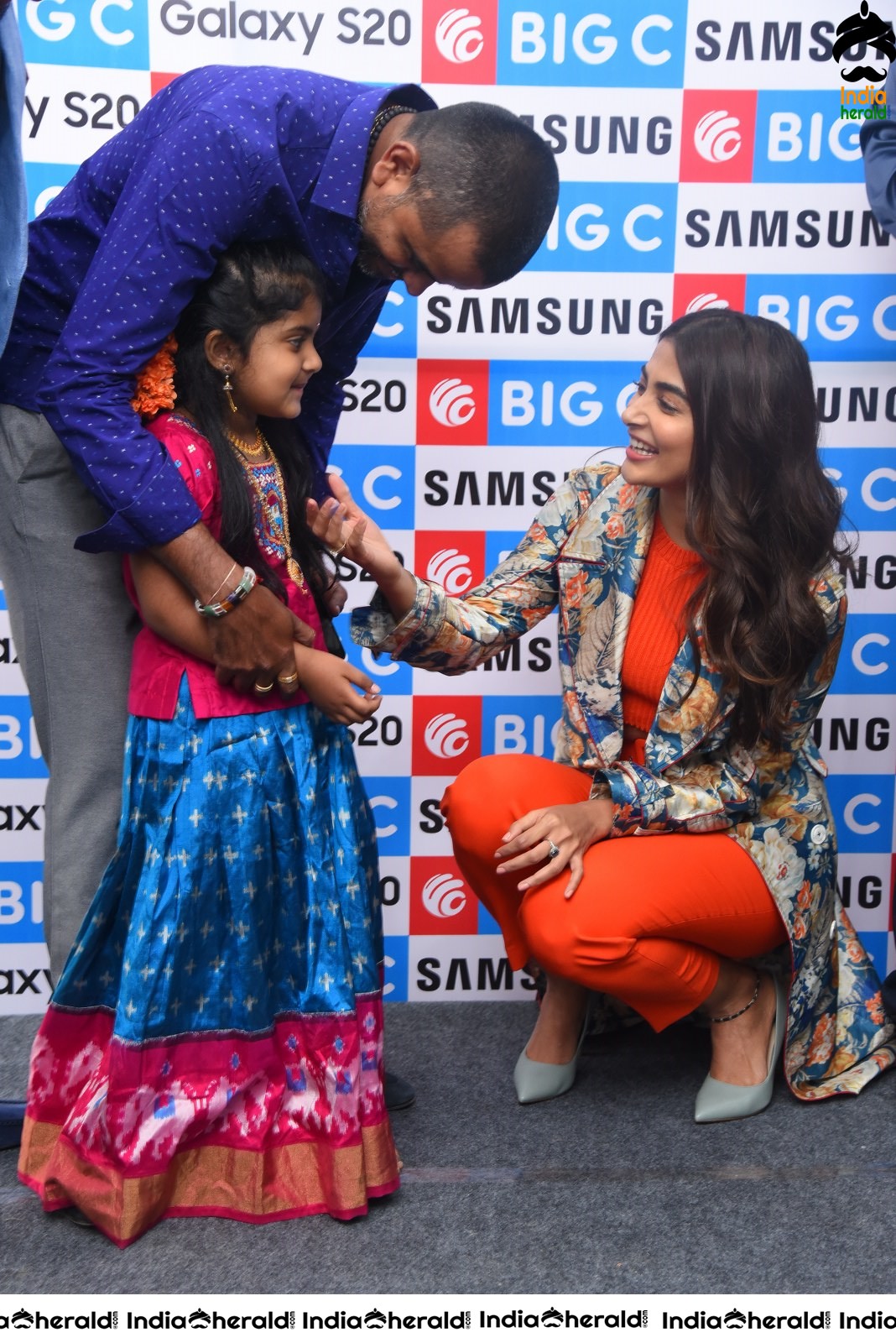 Pooja Hegde launches Samsung Galaxy S20 at Big C Madhapur Set 2