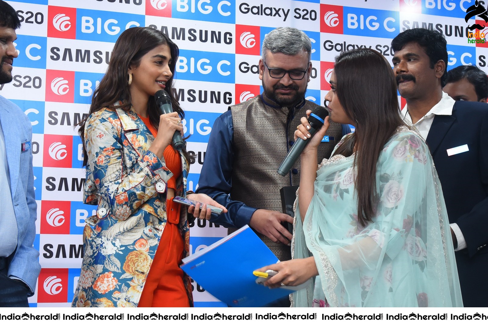 Pooja Hegde launches Samsung Galaxy S20 at Big C Madhapur Set 2