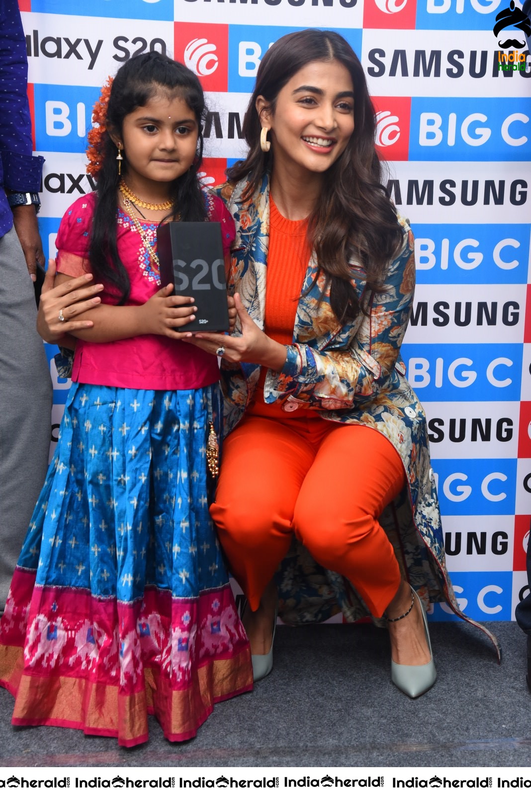 Pooja Hegde launches Samsung Galaxy S20 at Big C Madhapur Set 3