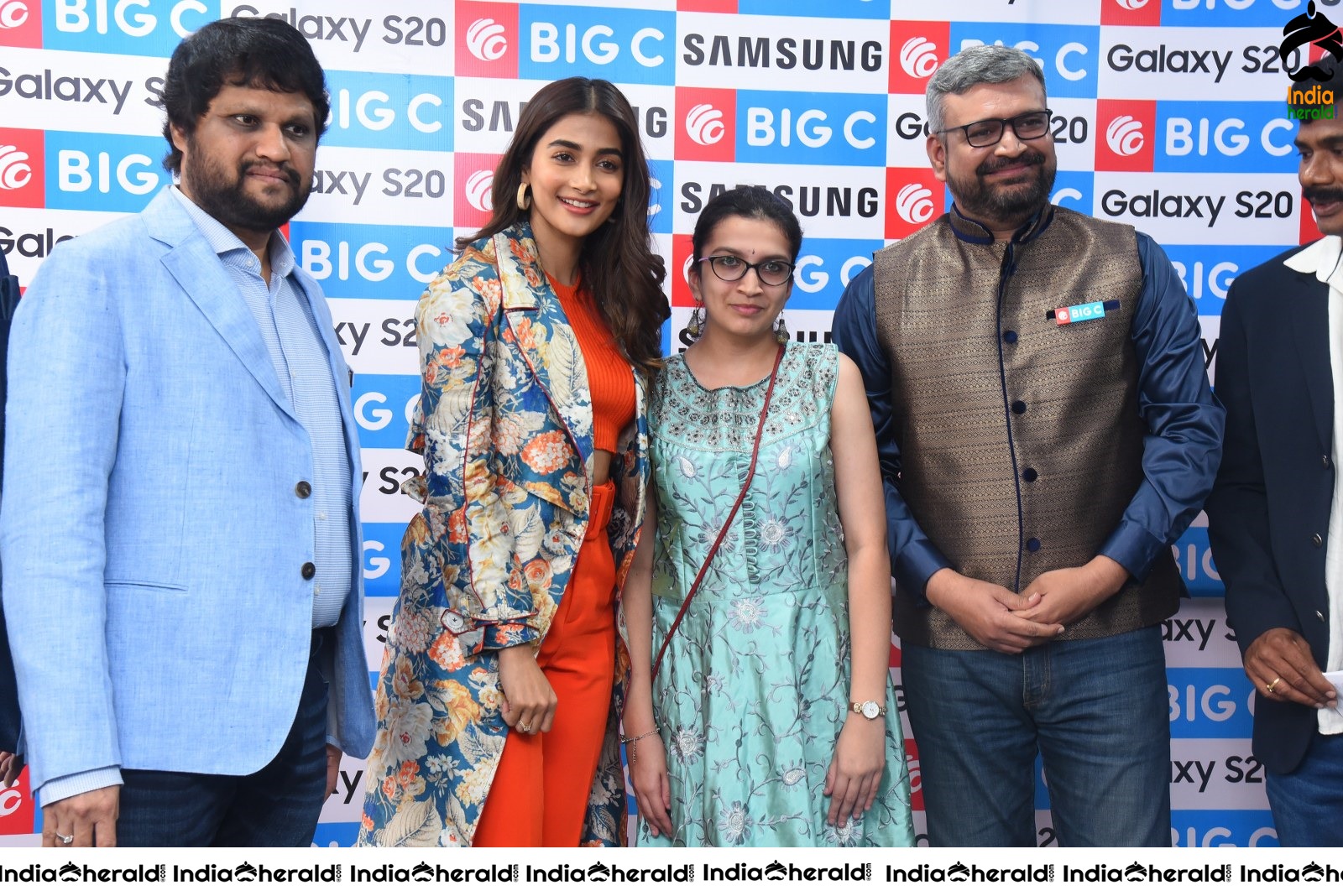 Pooja Hegde launches Samsung Galaxy S20 at Big C Madhapur Set 3