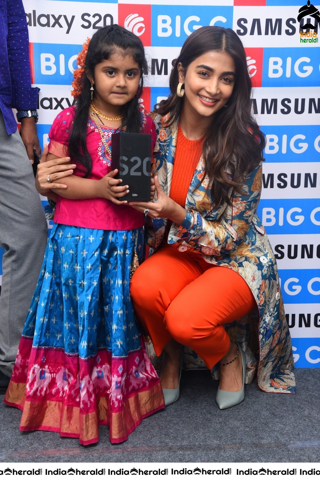 Pooja Hegde launches Samsung Galaxy S20 at Big C Madhapur Set 3