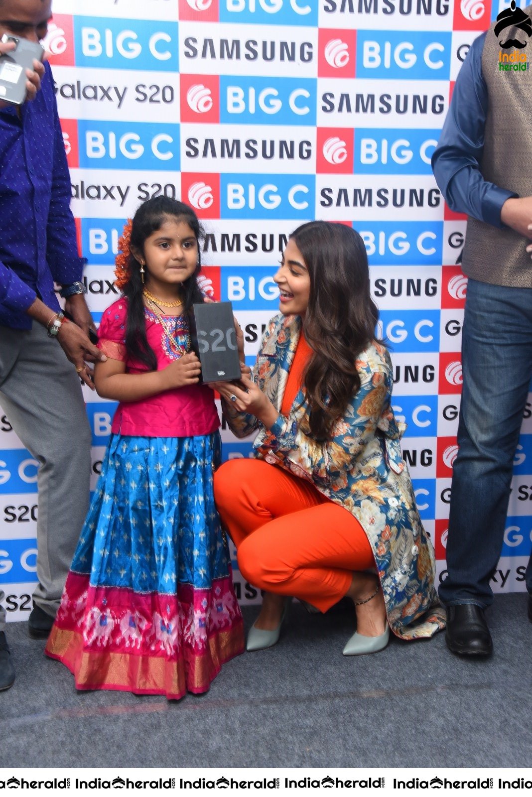 Pooja Hegde launches Samsung Galaxy S20 at Big C Madhapur Set 3