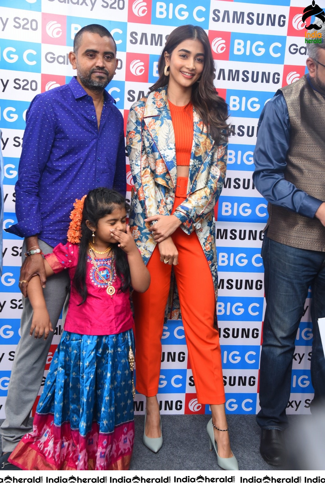 Pooja Hegde launches Samsung Galaxy S20 at Big C Madhapur Set 3