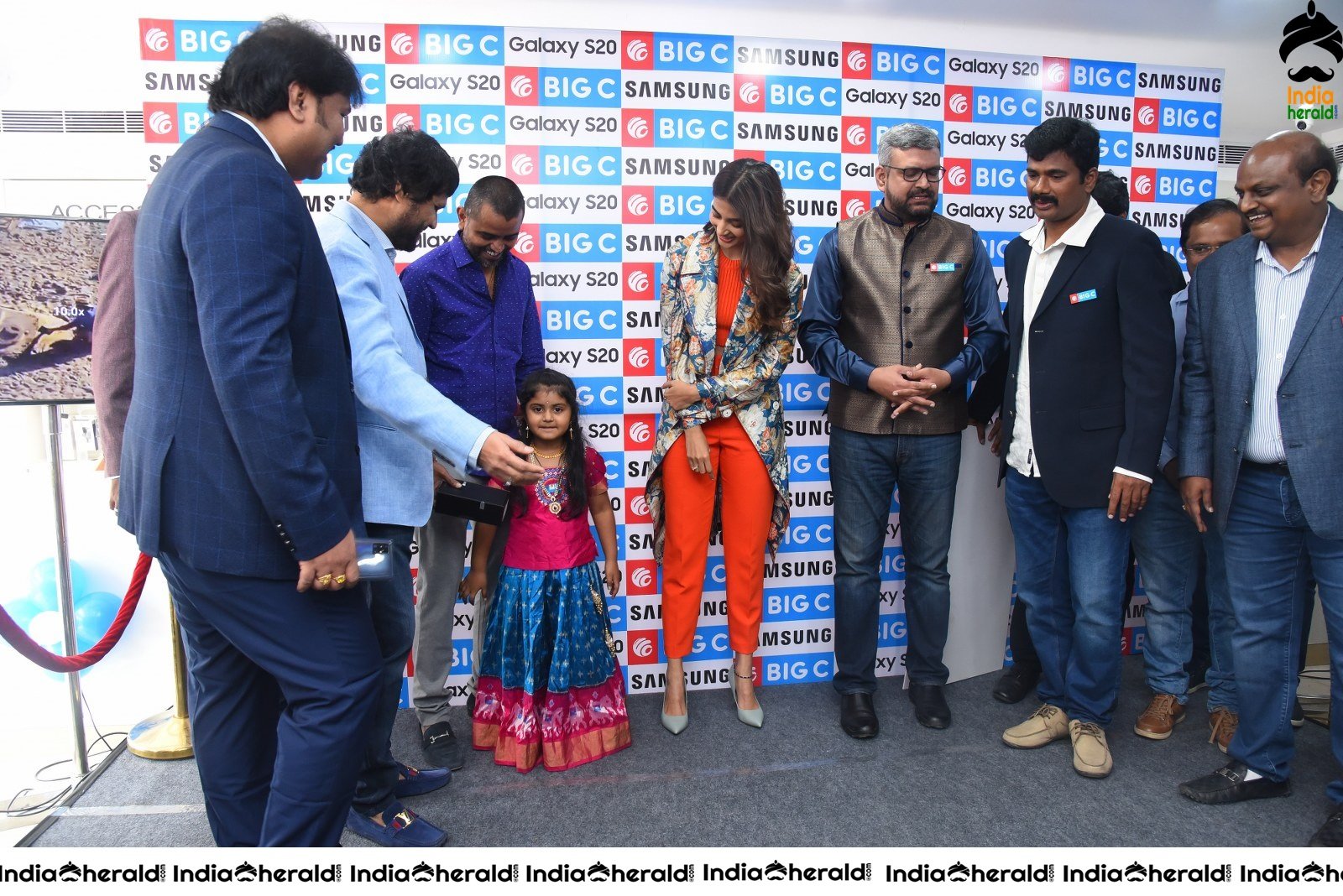 Pooja Hegde launches Samsung Galaxy S20 at Big C Madhapur Set 3