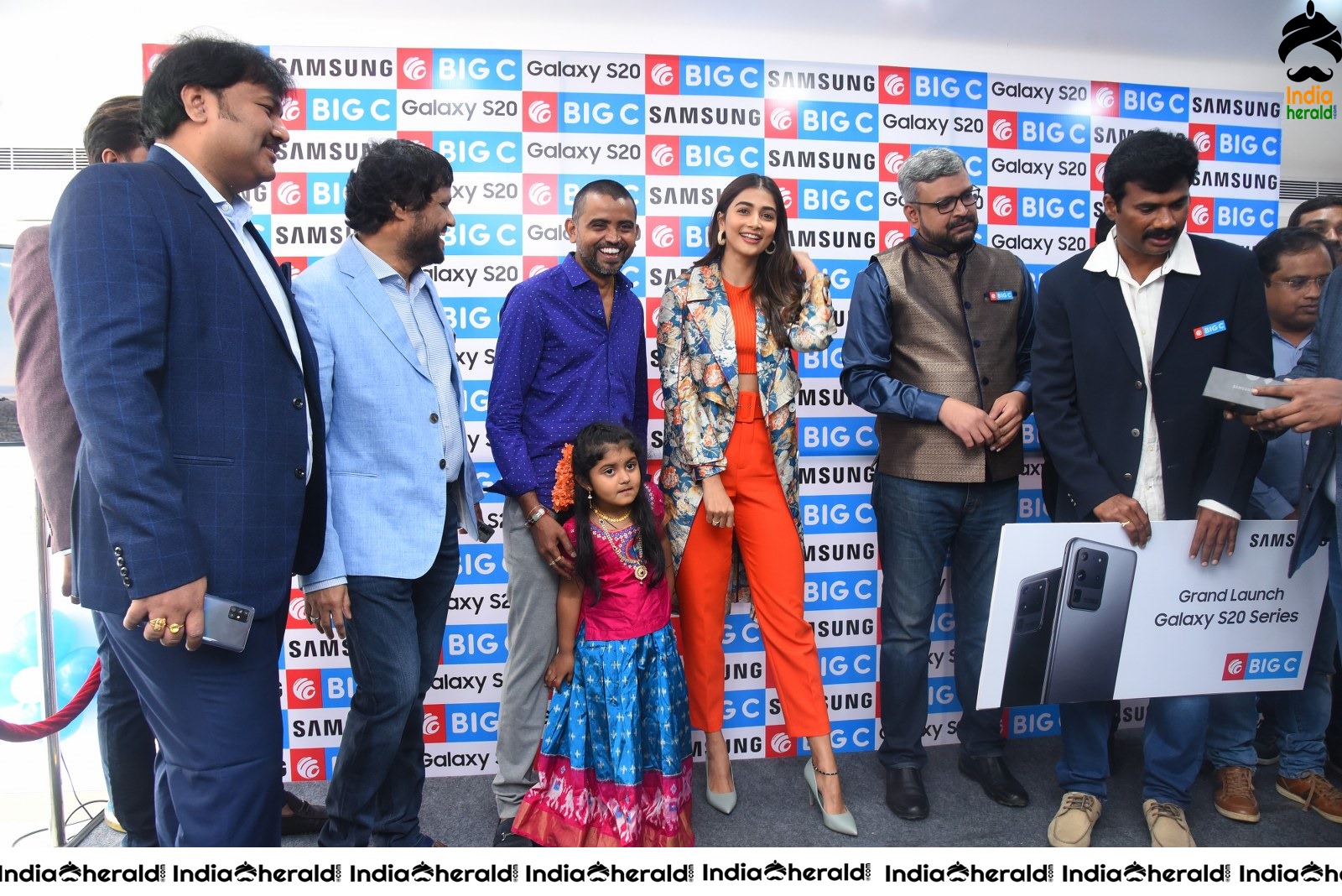Pooja Hegde launches Samsung Galaxy S20 at Big C Madhapur Set 3