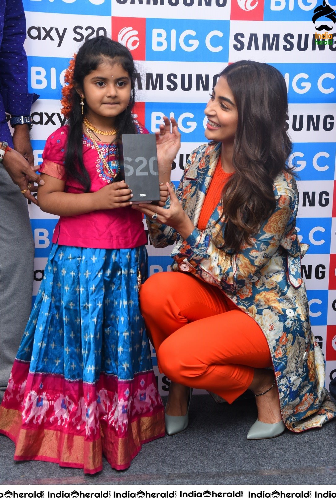 Pooja Hegde launches Samsung Galaxy S20 at Big C Madhapur Set 3