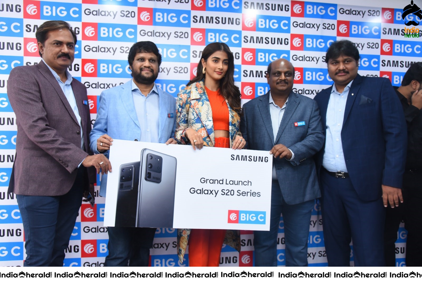 Pooja Hegde launches Samsung Galaxy S20 at Big C Madhapur Set 4