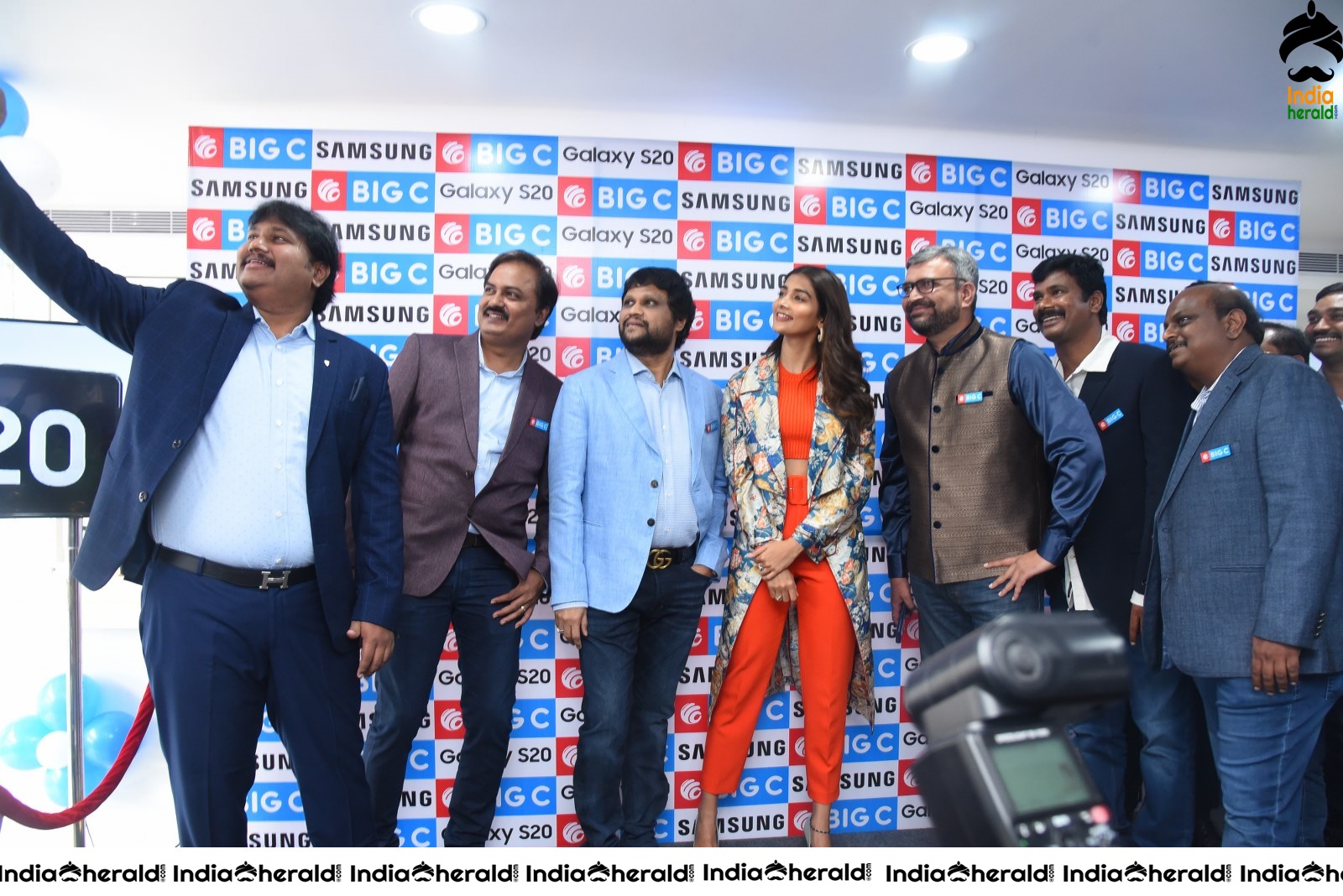 Pooja Hegde launches Samsung Galaxy S20 at Big C Madhapur Set 4