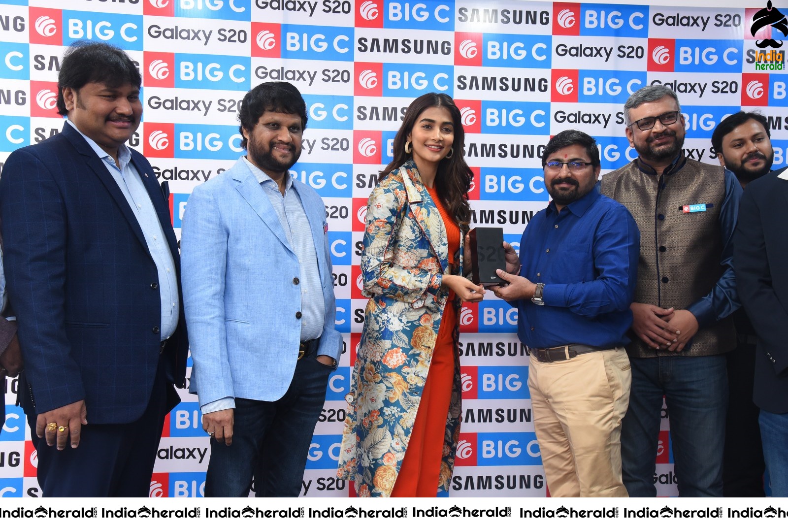 Pooja Hegde launches Samsung Galaxy S20 at Big C Madhapur Set 4