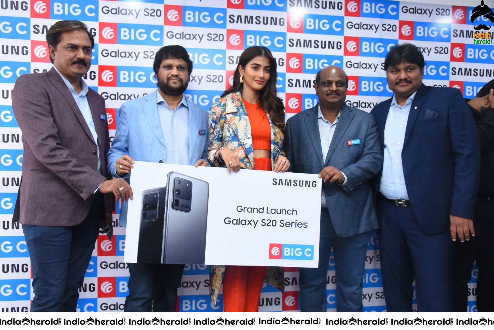 Pooja Hegde launches Samsung Galaxy S20 at Big C Madhapur Set 4