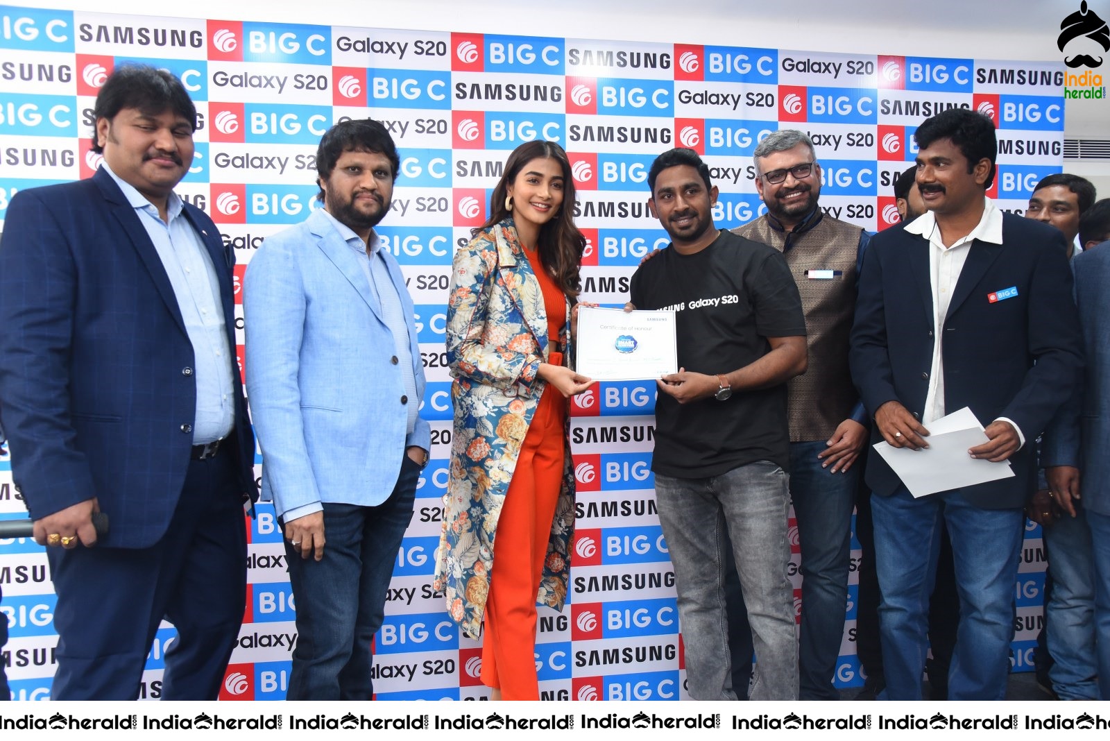 Pooja Hegde launches Samsung Galaxy S20 at Big C Madhapur Set 4